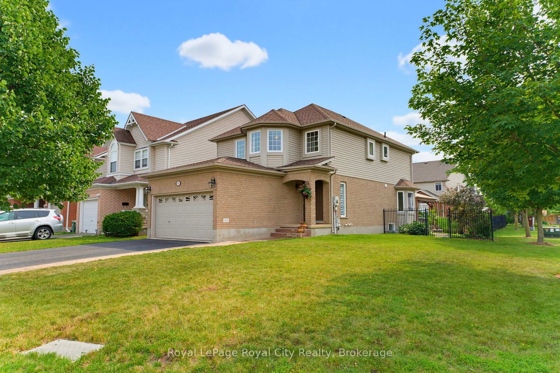 Photo 2 of 59 Lynch Circle, Guelph, Pineridge/Westminster Woods — HOMEH