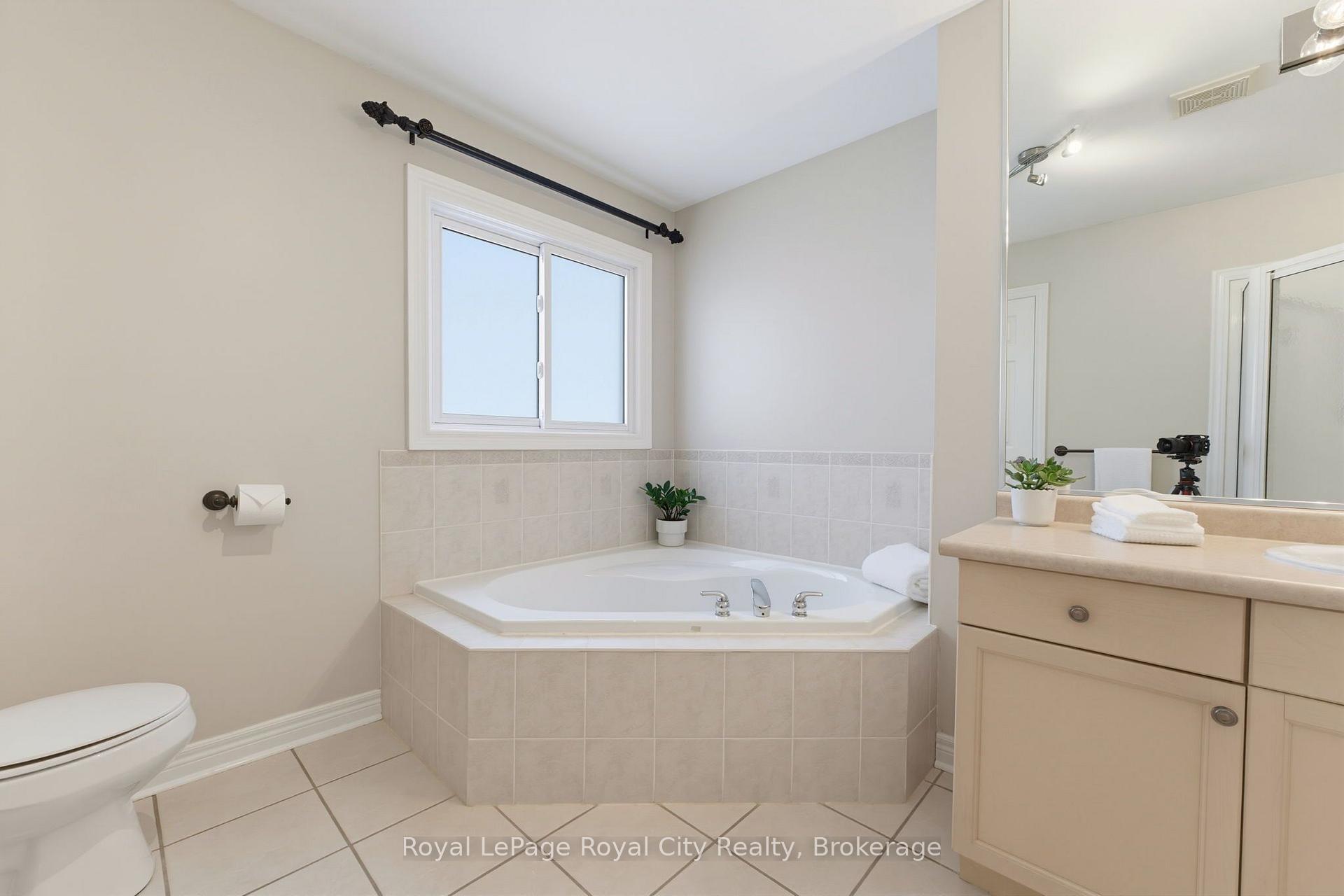 Photo 19 of 59 Lynch Circle, Guelph, Pineridge/Westminster Woods — HOMEH