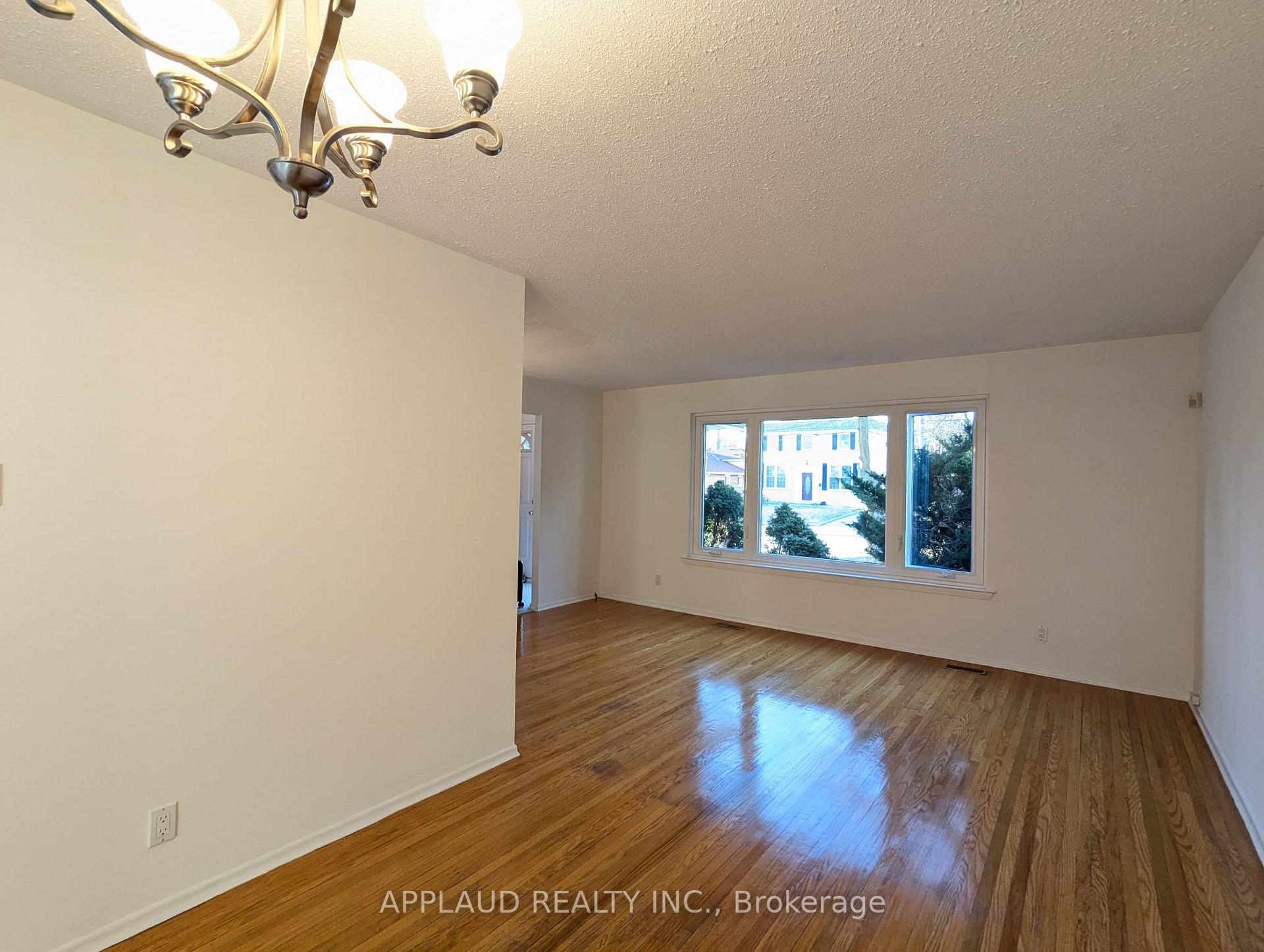 Photo 4 of 17 Marowyne Drive, North York, Don Valley Village — HOMEH