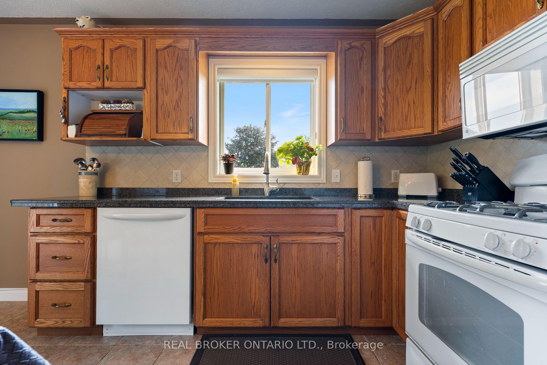Photo 14 of 10 Sunset Lane, Haldimand — HOMEH