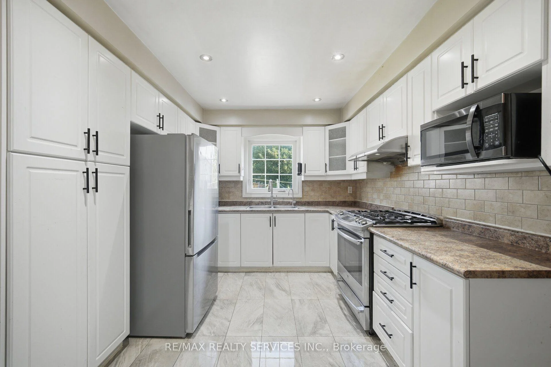 Photo 3 of 92 Tulip Drive, Brampton, Fletcher's Creek South — HOMEH