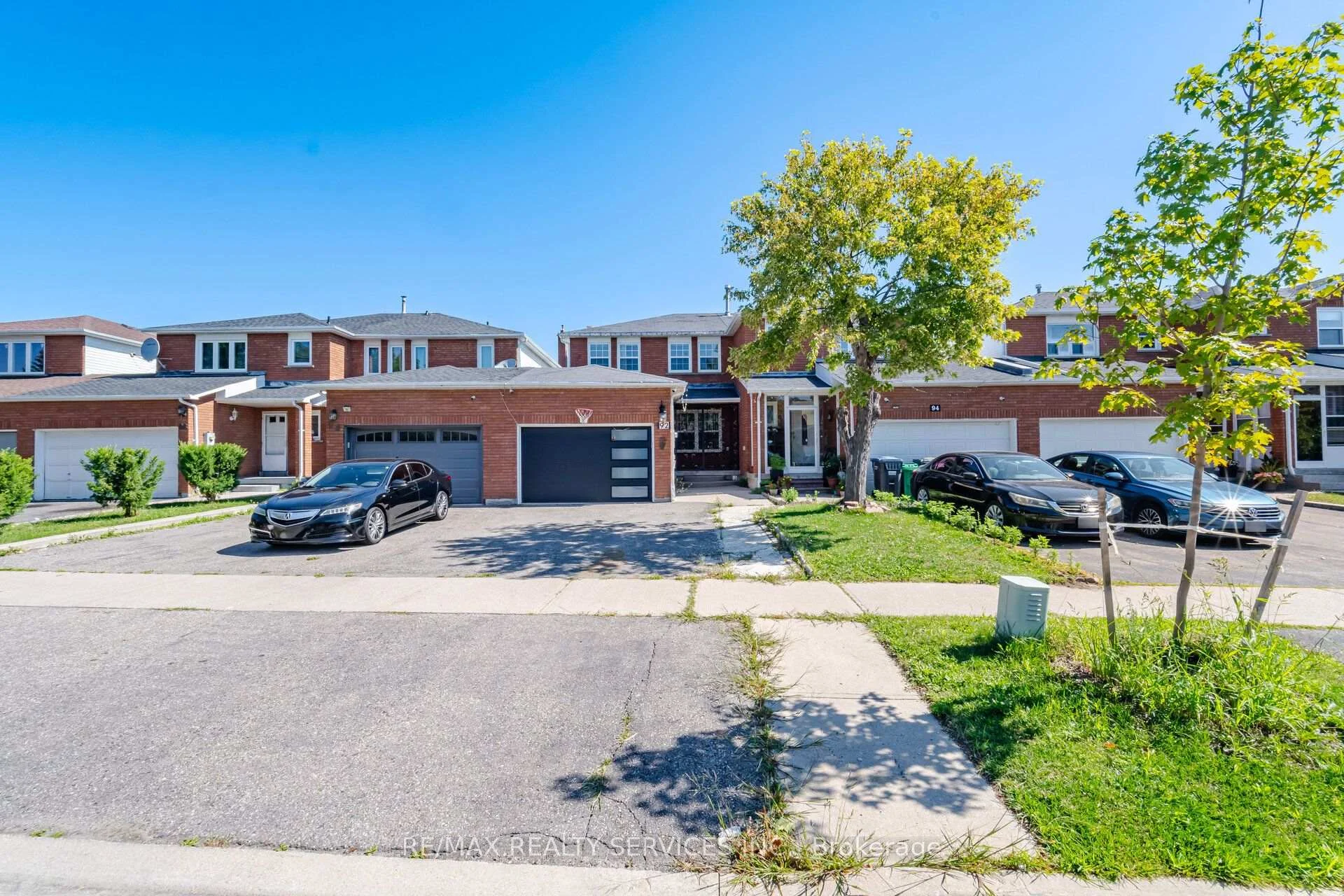 Photo 5 of 92 Tulip Drive, Brampton, Fletcher's Creek South — HOMEH