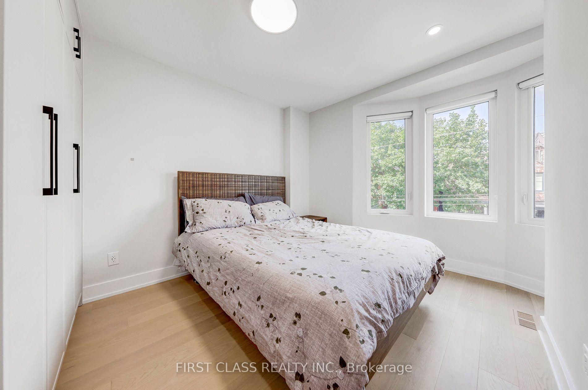 Photo 4 of Unit Ensuite 3, 431 Roxton Road, Toronto, Palmerston-Little Italy — HOMEH