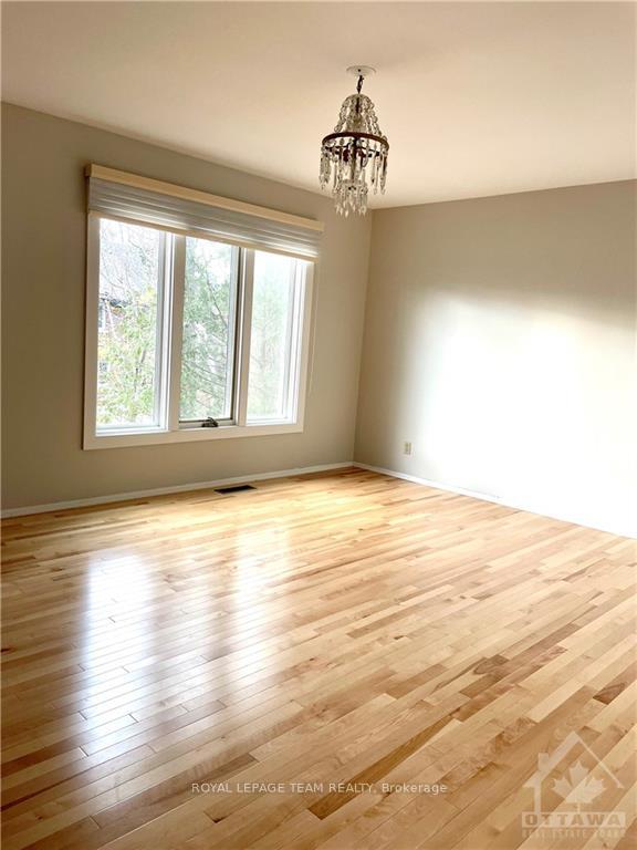 Photo 10 of 522 Piccadilly Avenue, Ottawa, Ottawa West — HOMEH