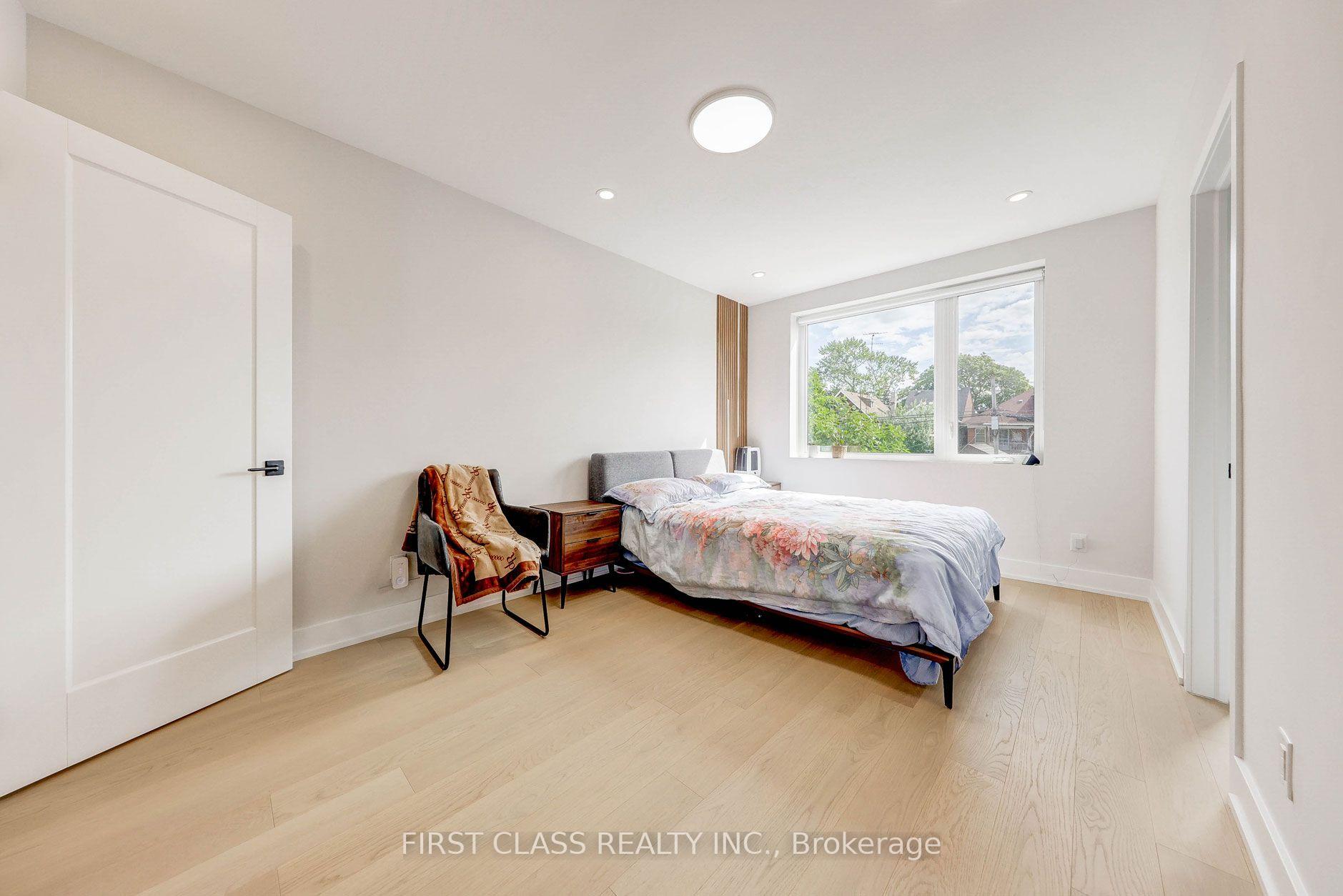Photo 4 of Unit Ensuite 2, 431 Roxton Road, Toronto, Palmerston-Little Italy — HOMEH