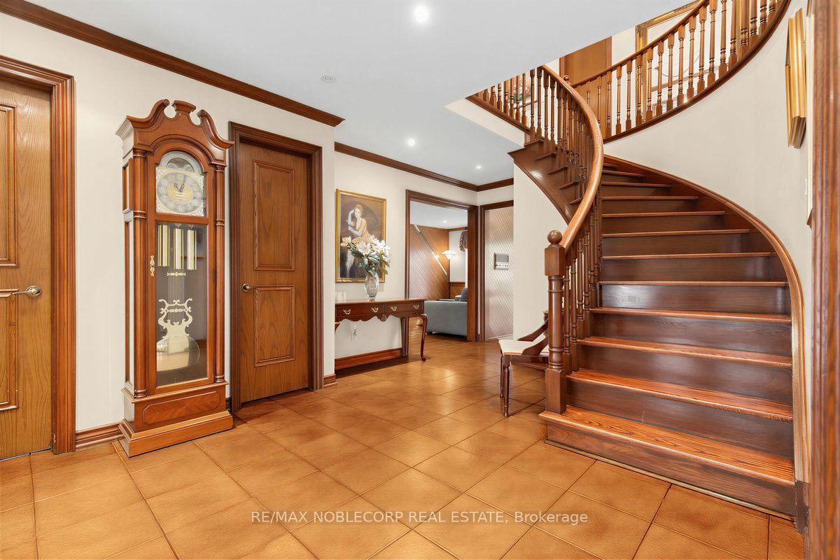 Photo 3 of 256 Airdrie Drive, Vaughan, East Woodbridge — HOMEH