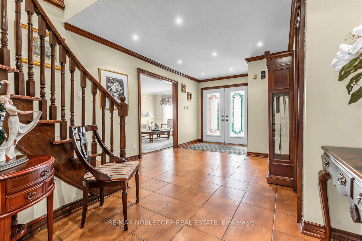 Photo 4 of 256 Airdrie Drive, Vaughan, East Woodbridge — HOMEH