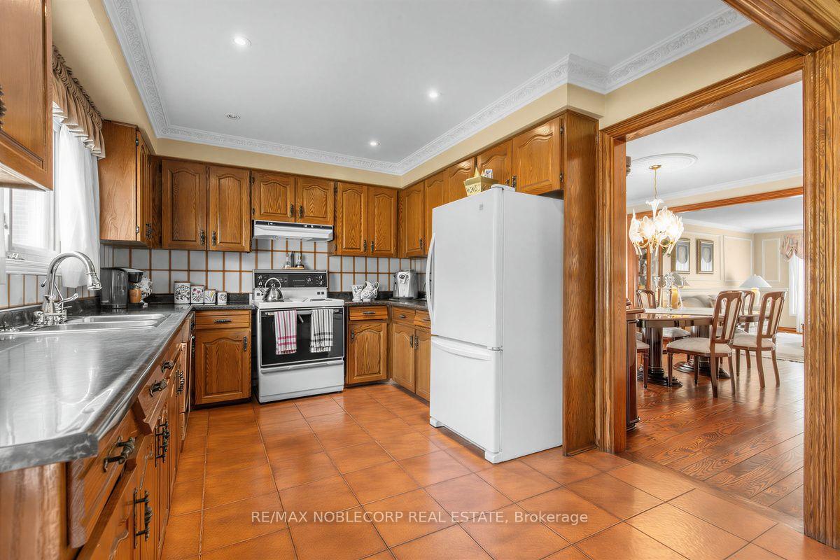 Photo 12 of 256 Airdrie Drive, Vaughan, East Woodbridge — HOMEH