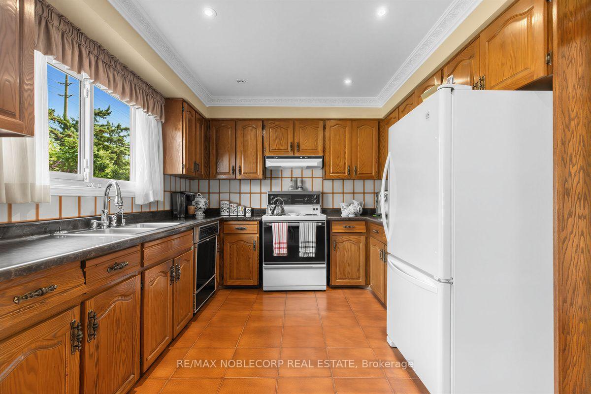 Photo 14 of 256 Airdrie Drive, Vaughan, East Woodbridge — HOMEH