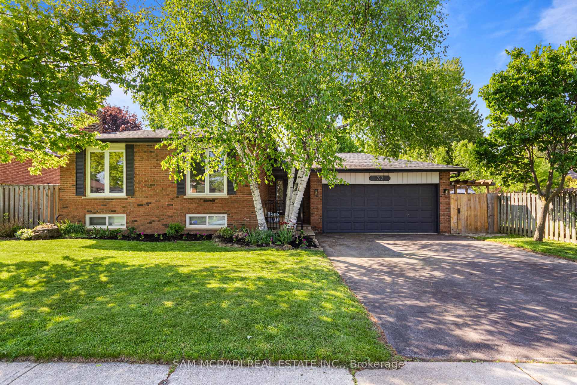 Photo 2 of 32 Milverton Close, Hamilton, Waterdown — HOMEH
