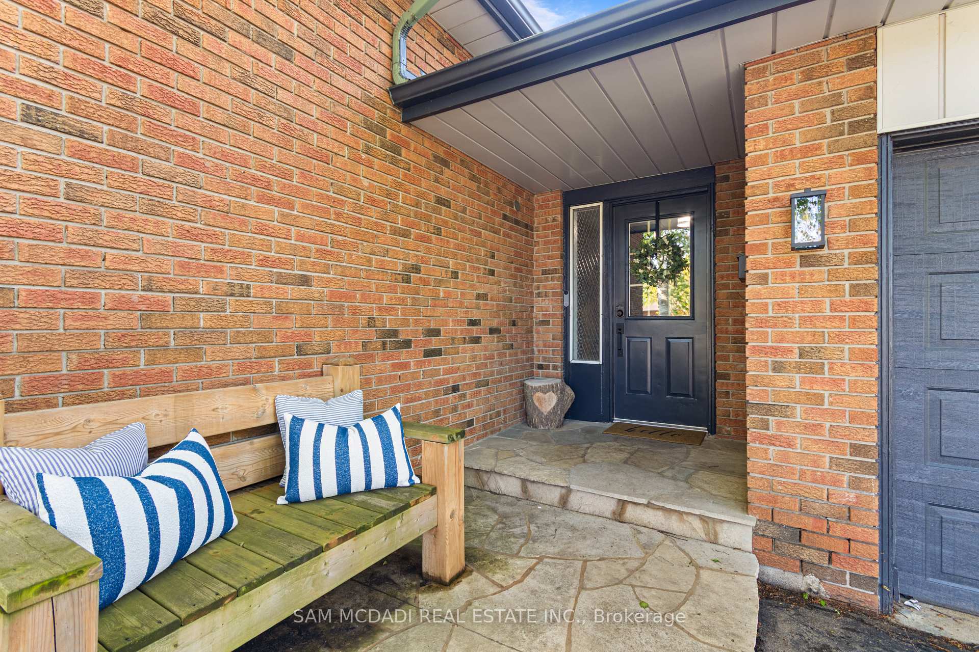 Photo 3 of 32 Milverton Close, Hamilton, Waterdown — HOMEH