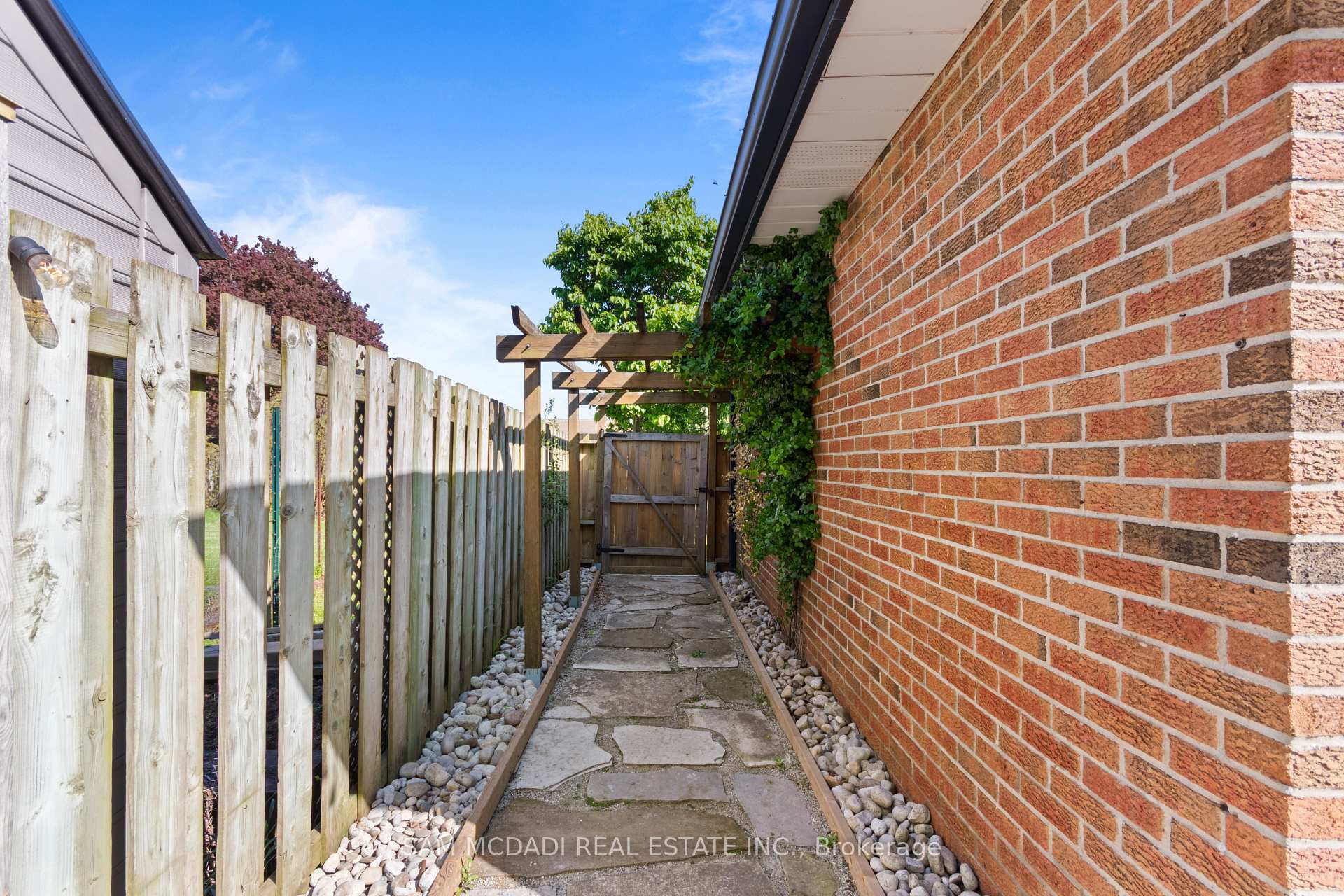 Photo 47 of 32 Milverton Close, Hamilton, Waterdown — HOMEH