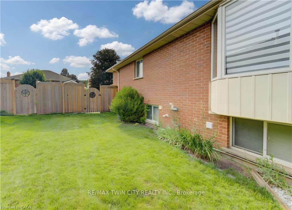 Photo 42 of 49 King William Street, Brant, South Dumfries — HOMEH