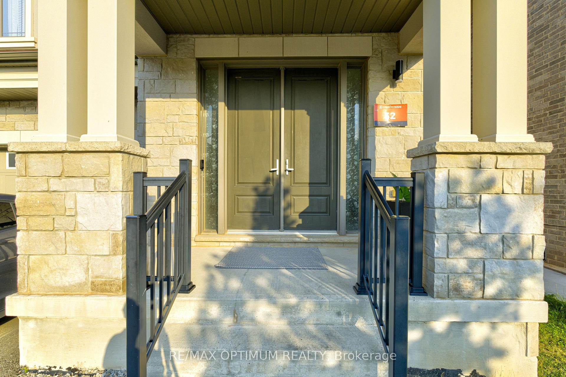 Photo 2 of 8 Lyle Way, Brampton, Credit Valley — HOMEH