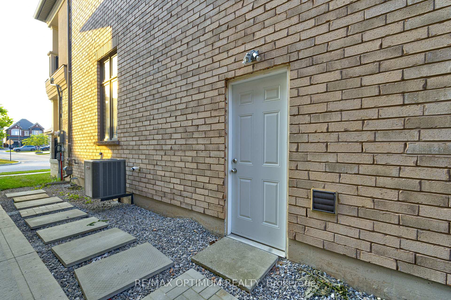 Photo 39 of 8 Lyle Way, Brampton, Credit Valley — HOMEH