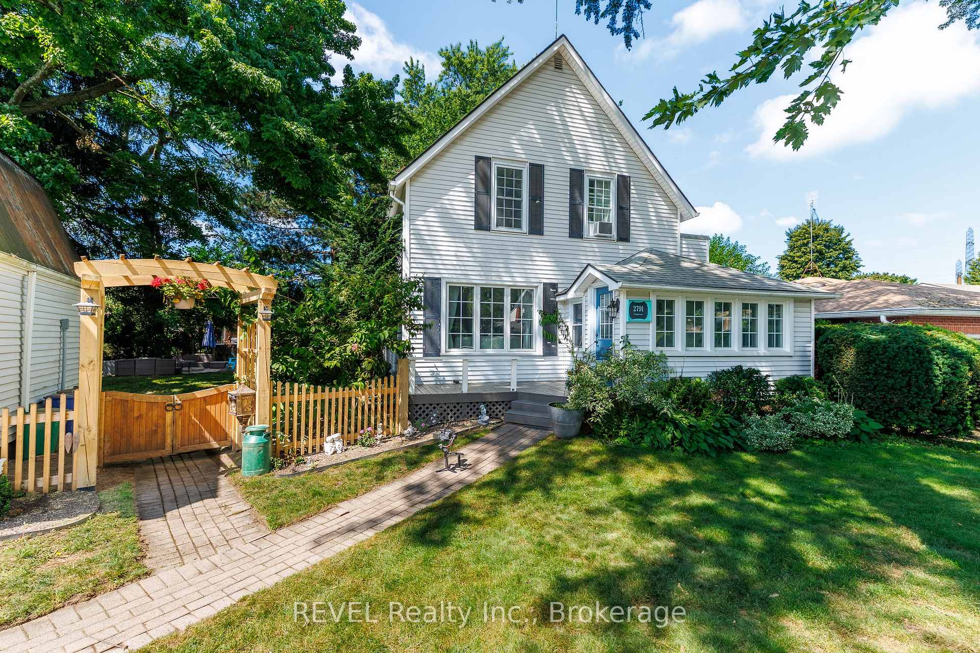 Photo 2 of 2791 Neptune Crescent, Niagara Falls, Stamford — HOMEH