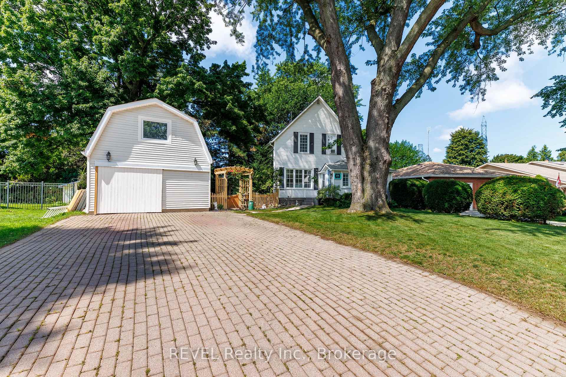Photo 3 of 2791 Neptune Crescent, Niagara Falls, Stamford — HOMEH