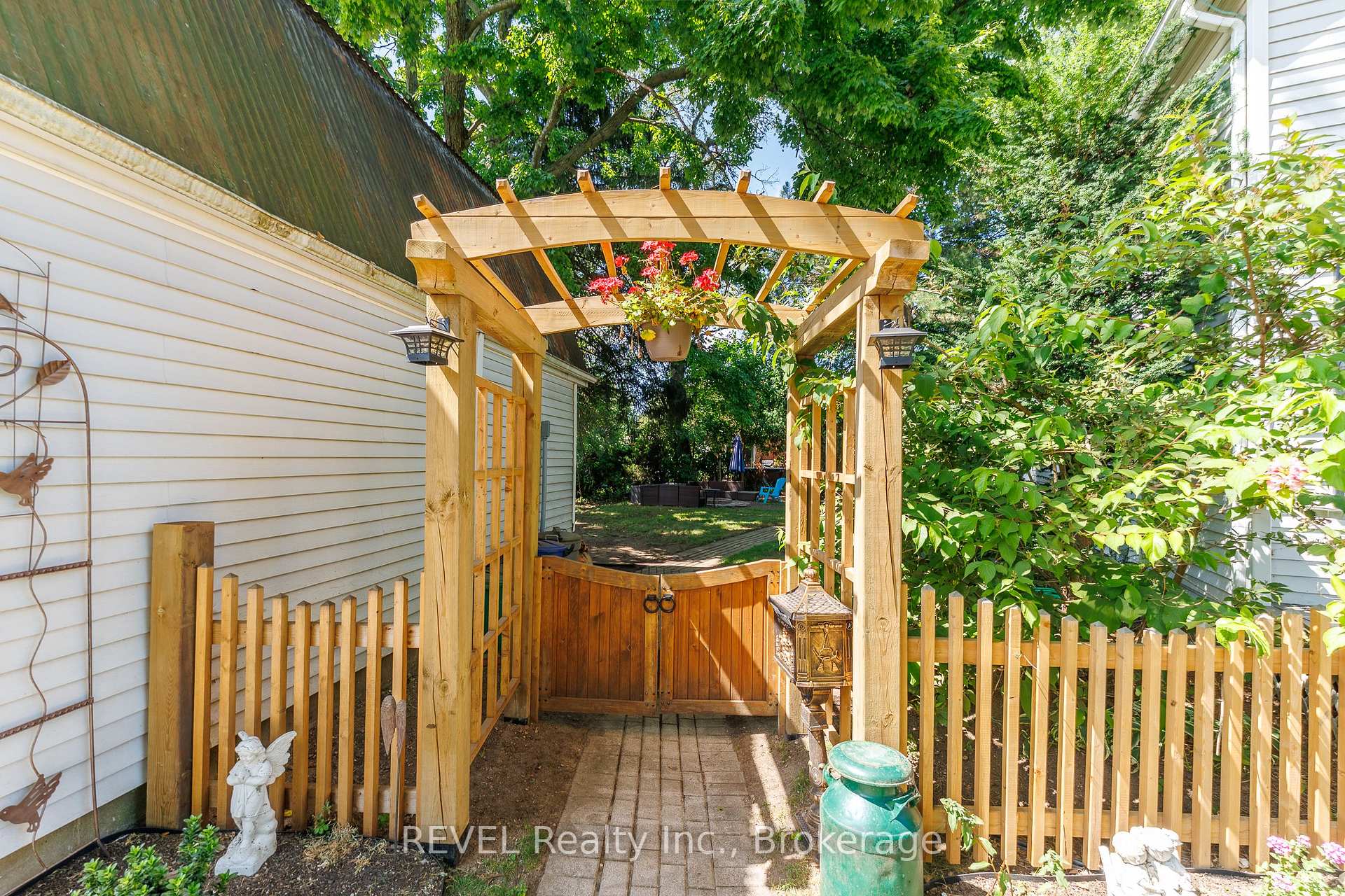 Photo 4 of 2791 Neptune Crescent, Niagara Falls, Stamford — HOMEH