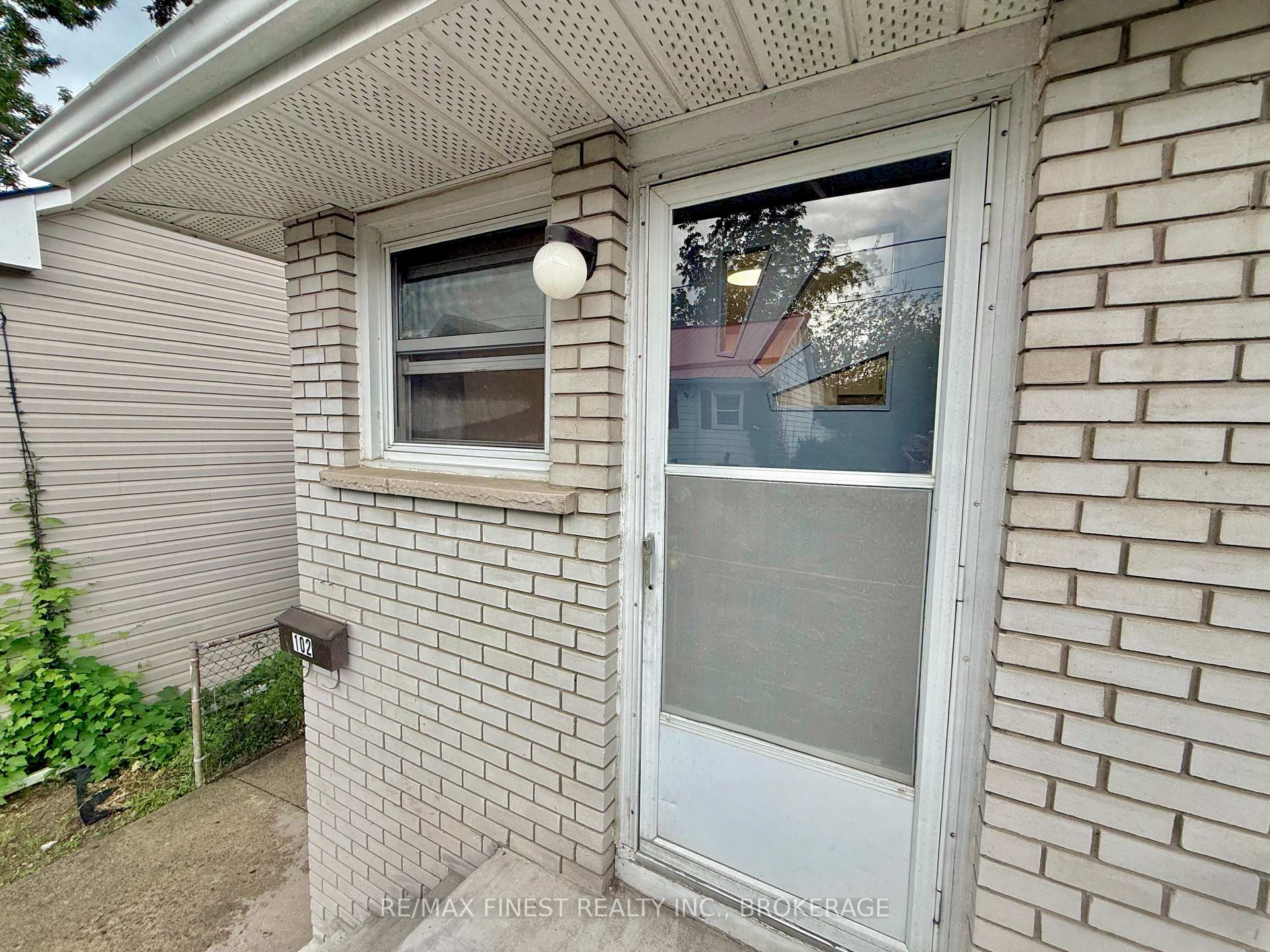 Photo 3 of 102 Chatham Street, Kingston, East of Sir John A. Blvd — HOMEH