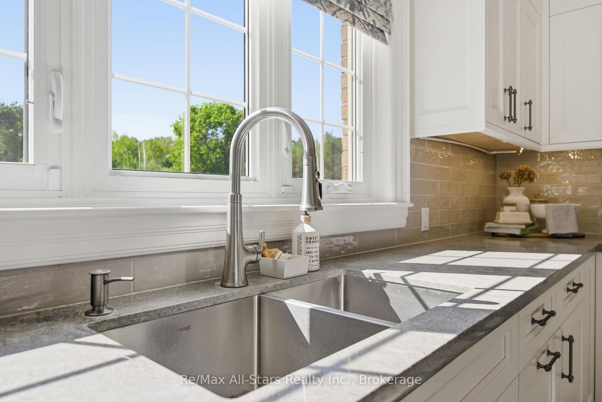 Photo 7 of 136 Wintergreen Court, Scugog, Port Perry — HOMEH