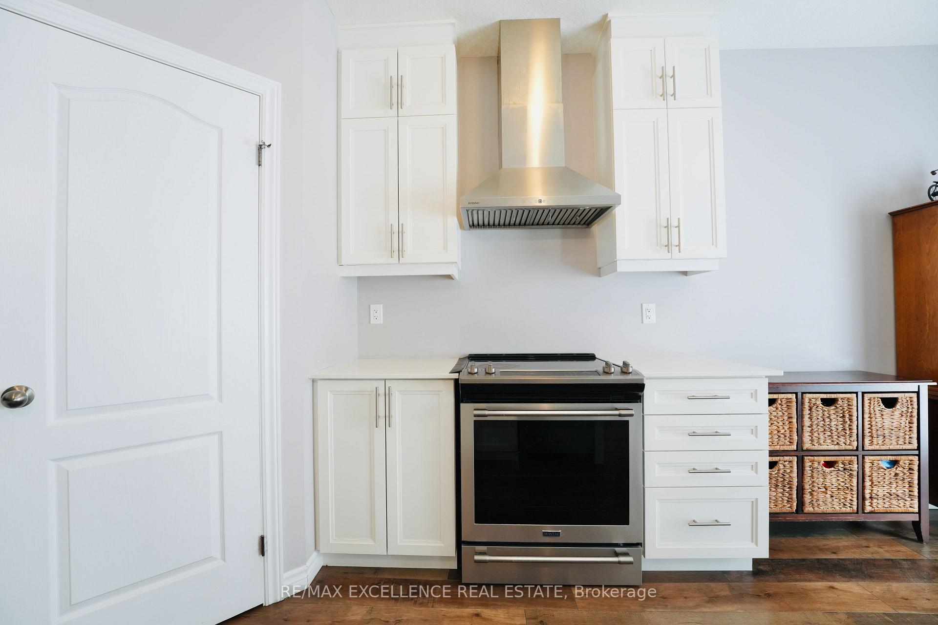 Photo 12 of 2443 Bennett Cross, London, South U — HOMEH