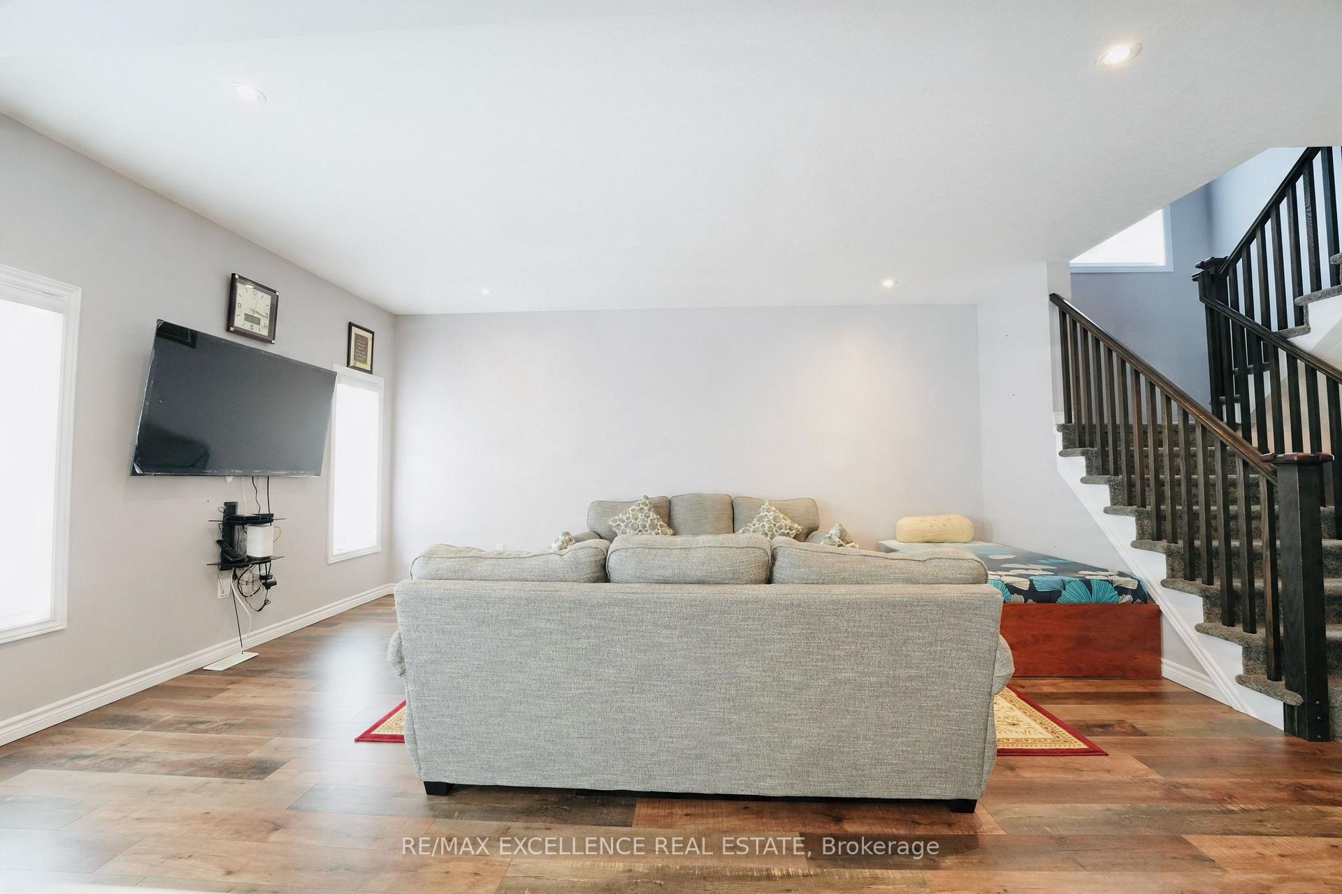 Photo 16 of 2443 Bennett Cross, London, South U — HOMEH