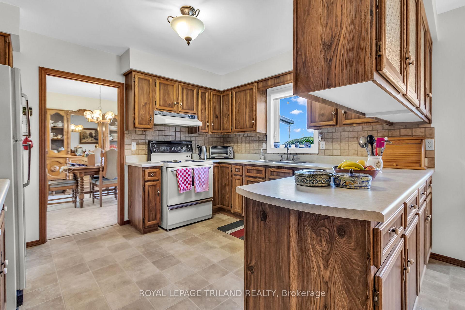 Photo 13 of 5257 Cliff Road, Lambton Shores — HOMEH