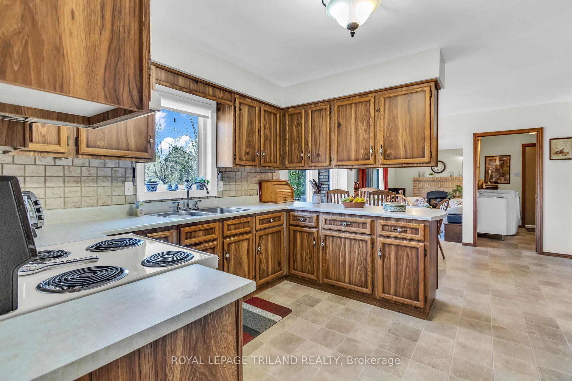 Photo 14 of 5257 Cliff Road, Lambton Shores — HOMEH