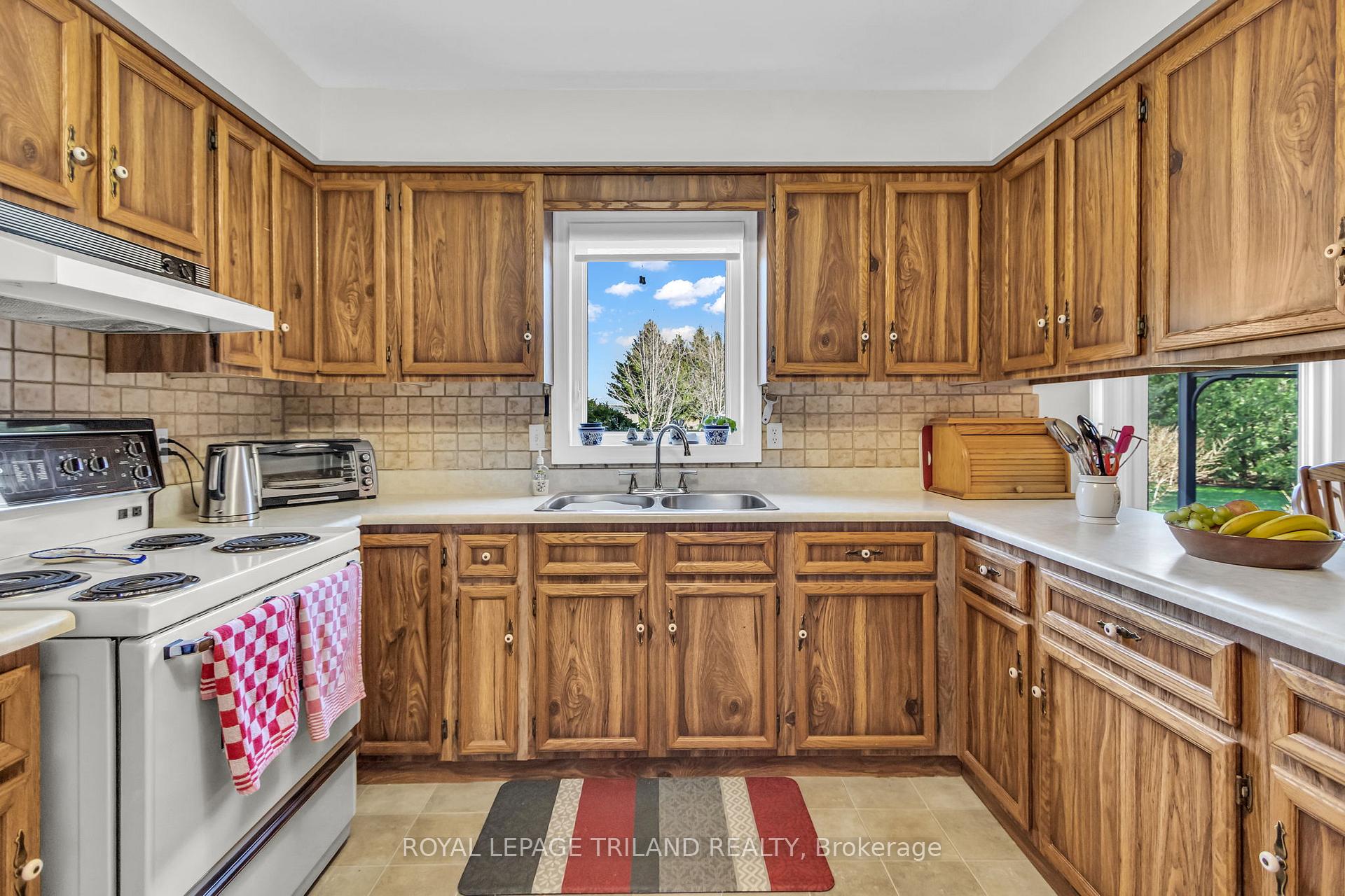Photo 15 of 5257 Cliff Road, Lambton Shores — HOMEH
