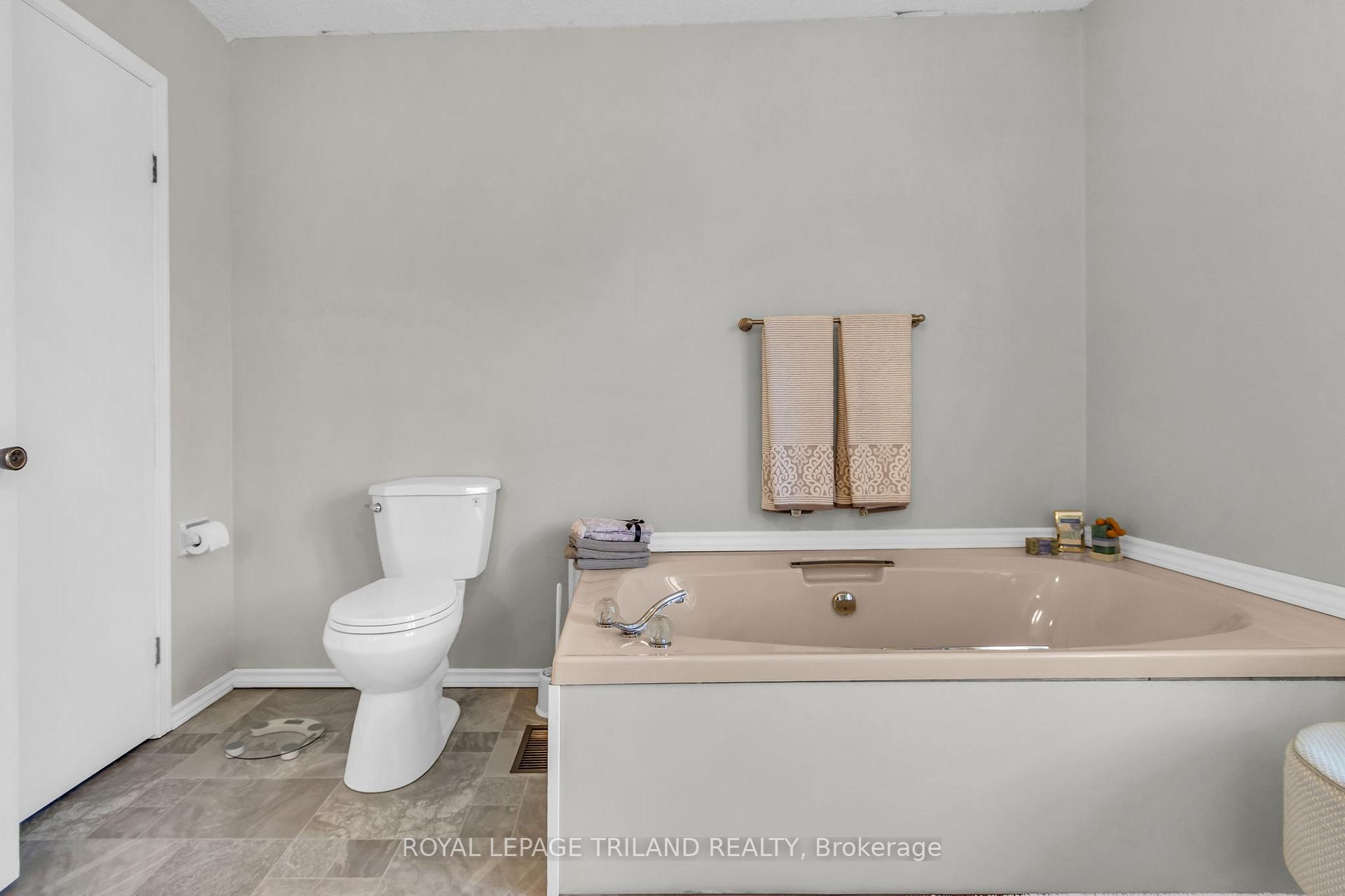 Photo 35 of 5257 Cliff Road, Lambton Shores — HOMEH