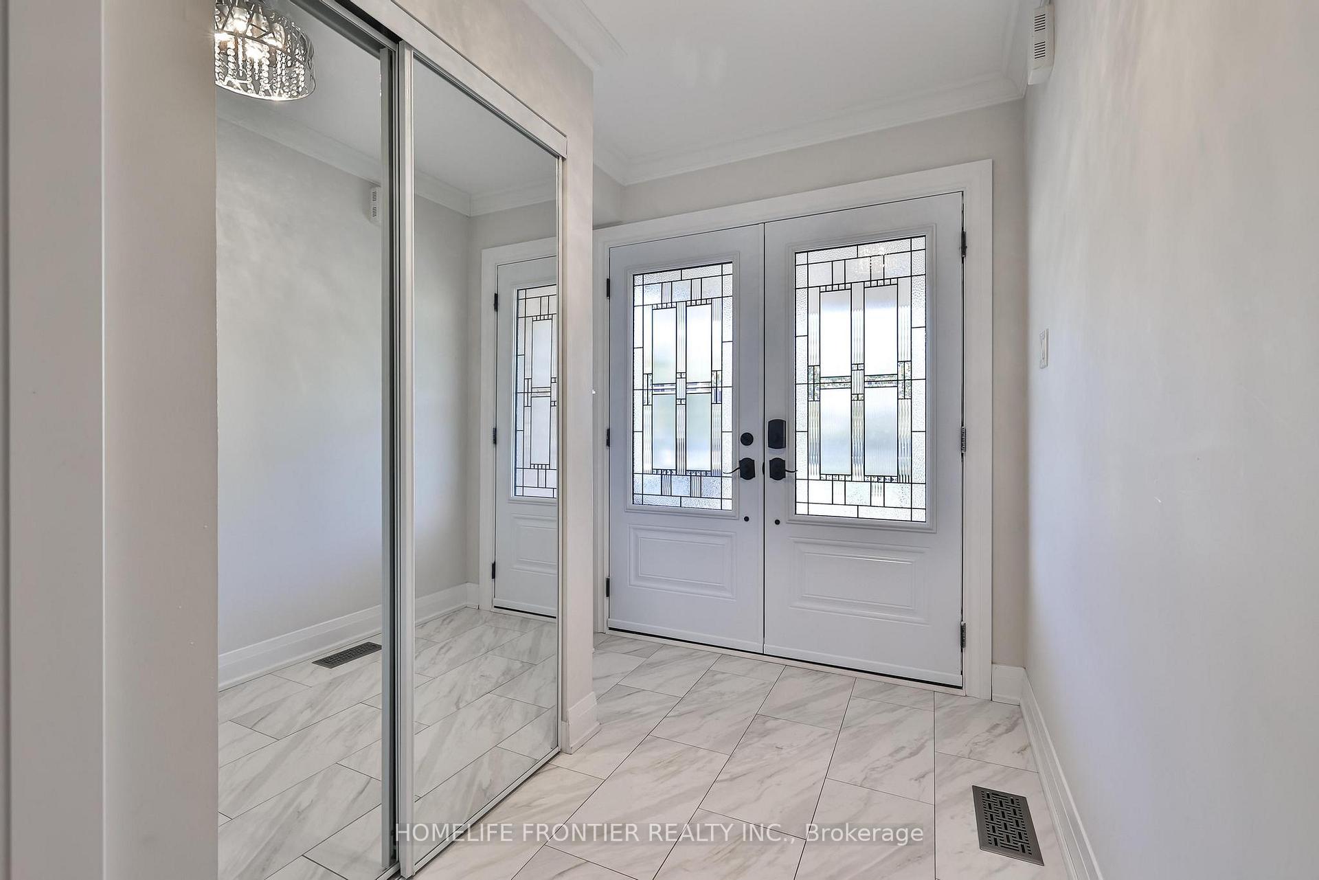 Photo 4 of 86 Venice Gate Drive, Vaughan, Vellore Village — HOMEH
