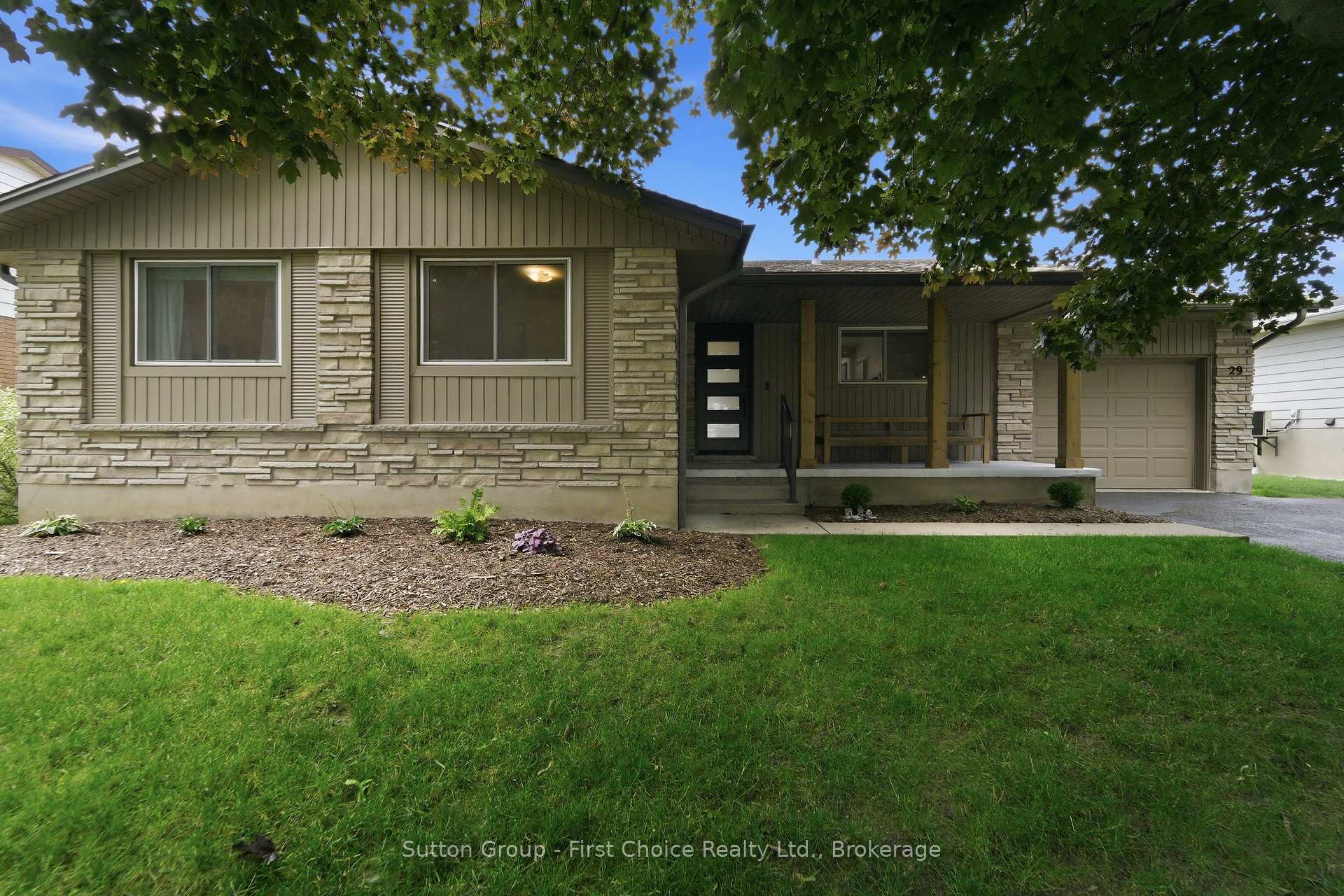 Photo 3 of 29 Windemere Crescent, Stratford — HOMEH