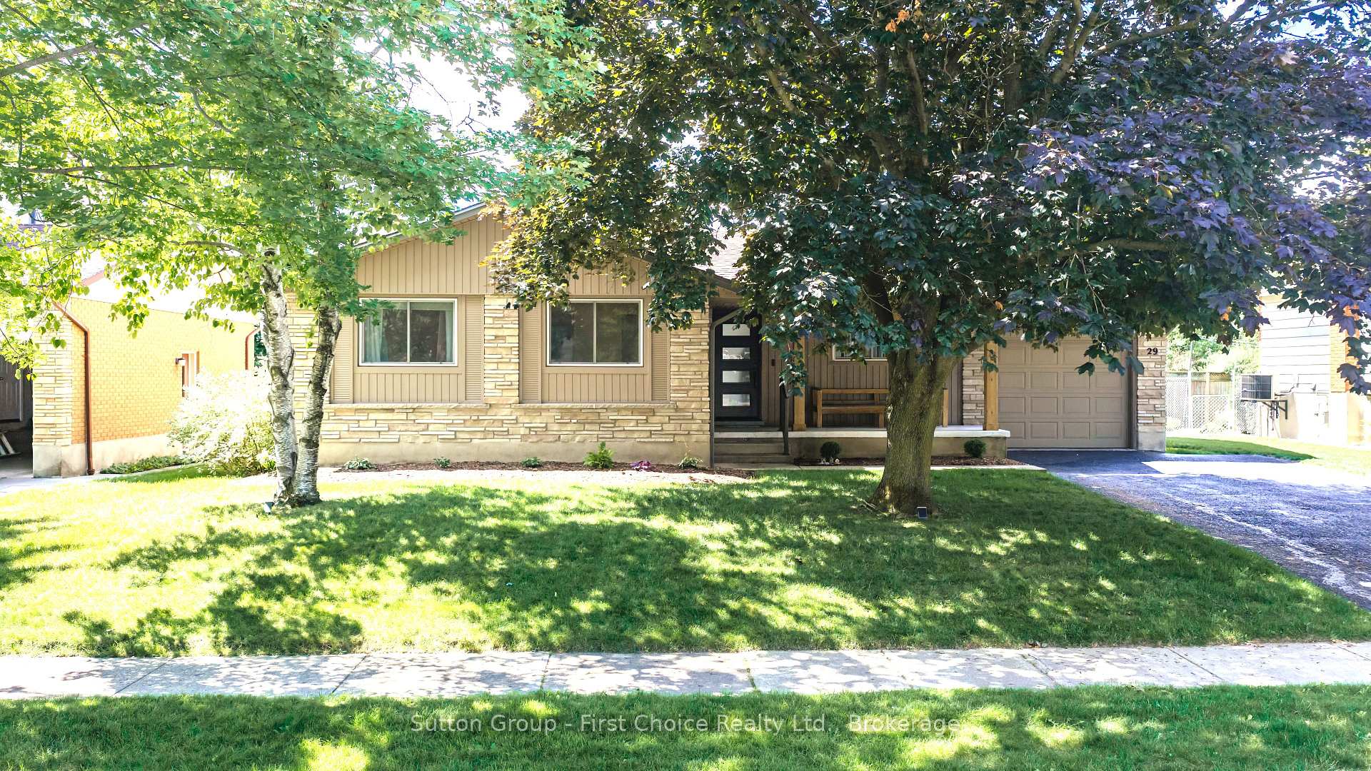 Photo 2 of 29 Windemere Crescent, Stratford — HOMEH