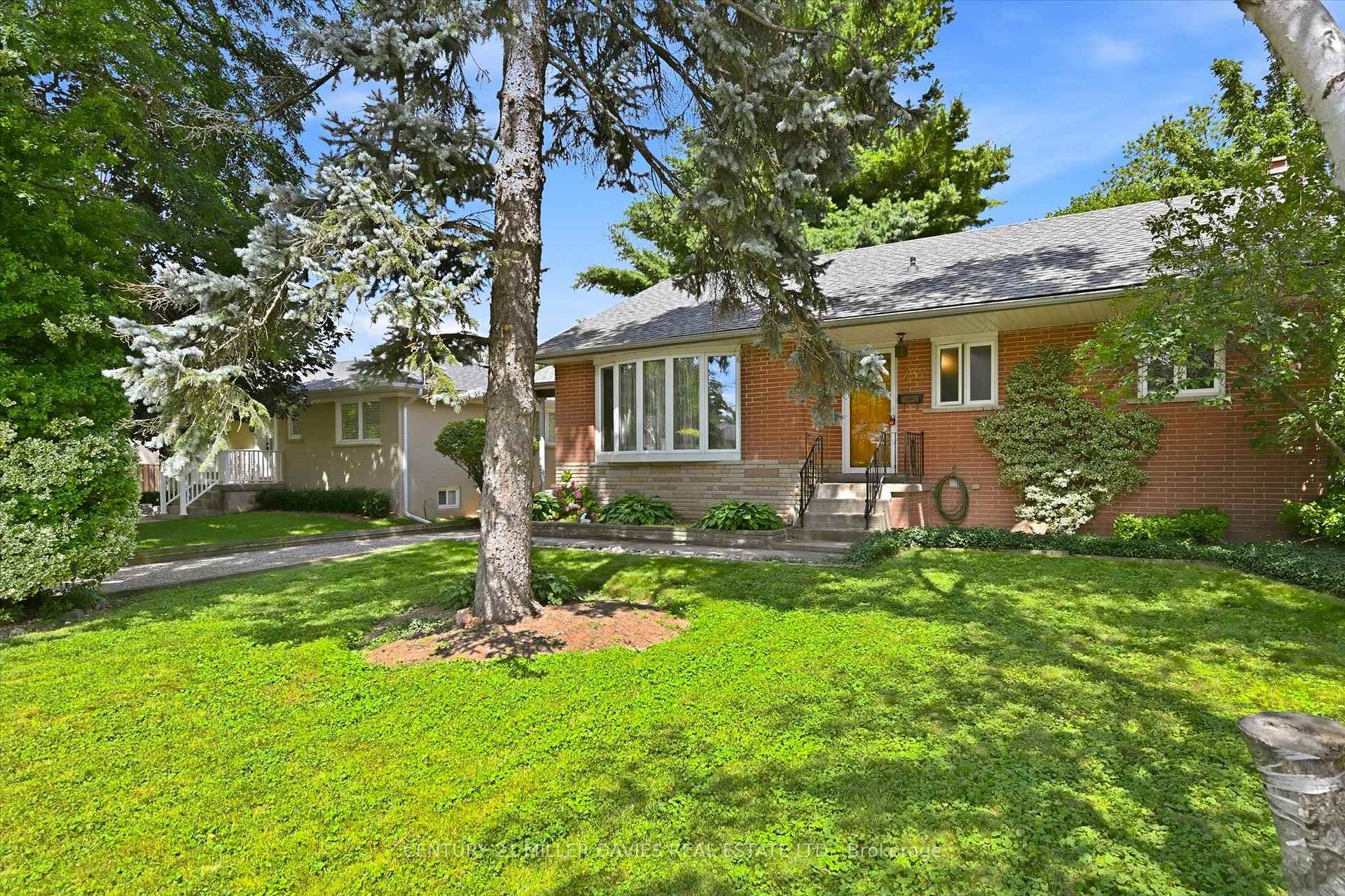 Photo 3 of 237 Mohawk Road, Oakville, Bronte — HOMEH