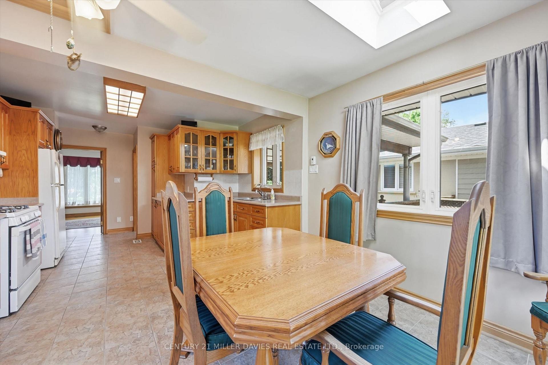 Photo 8 of 237 Mohawk Road, Oakville, Bronte — HOMEH