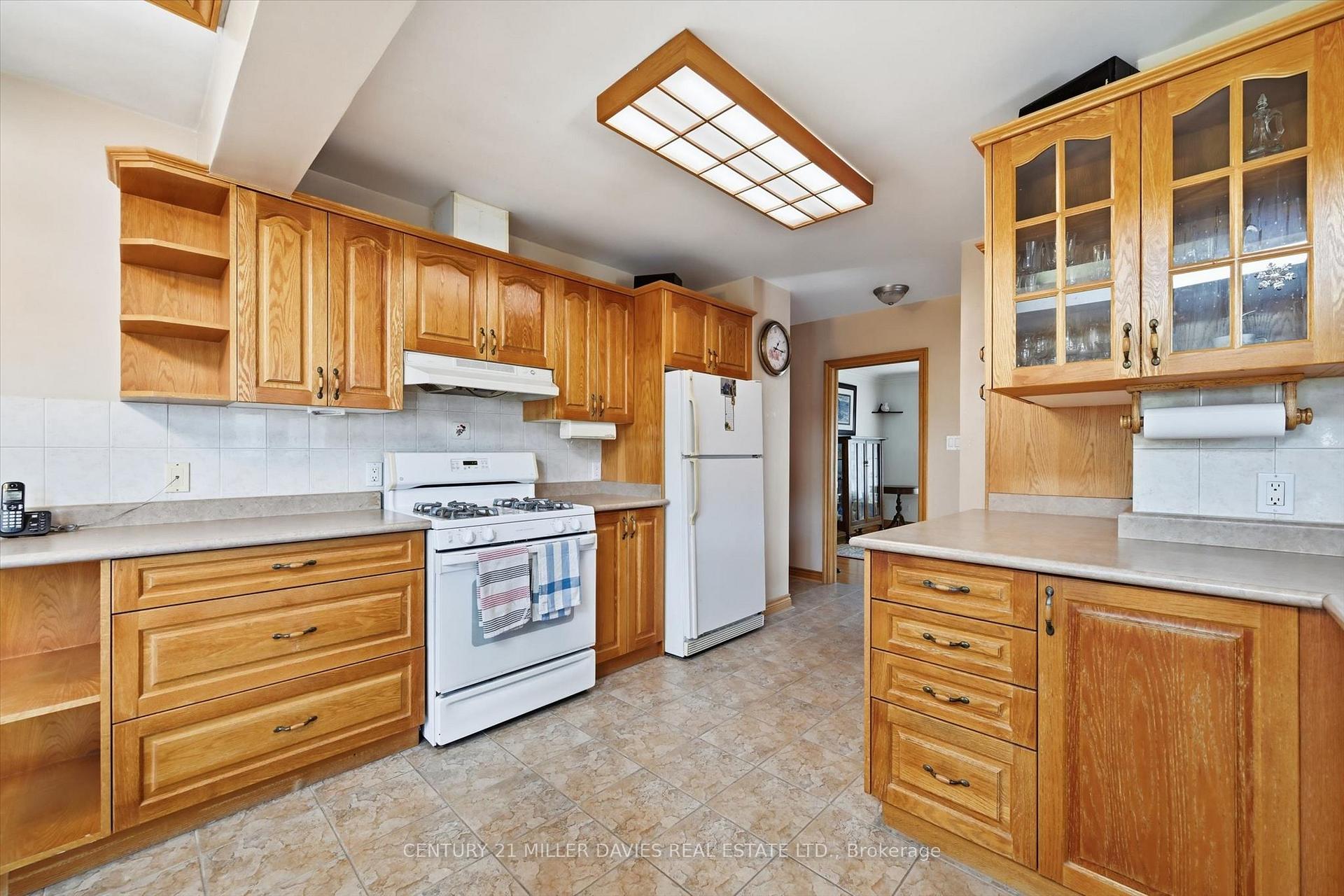 Photo 9 of 237 Mohawk Road, Oakville, Bronte — HOMEH