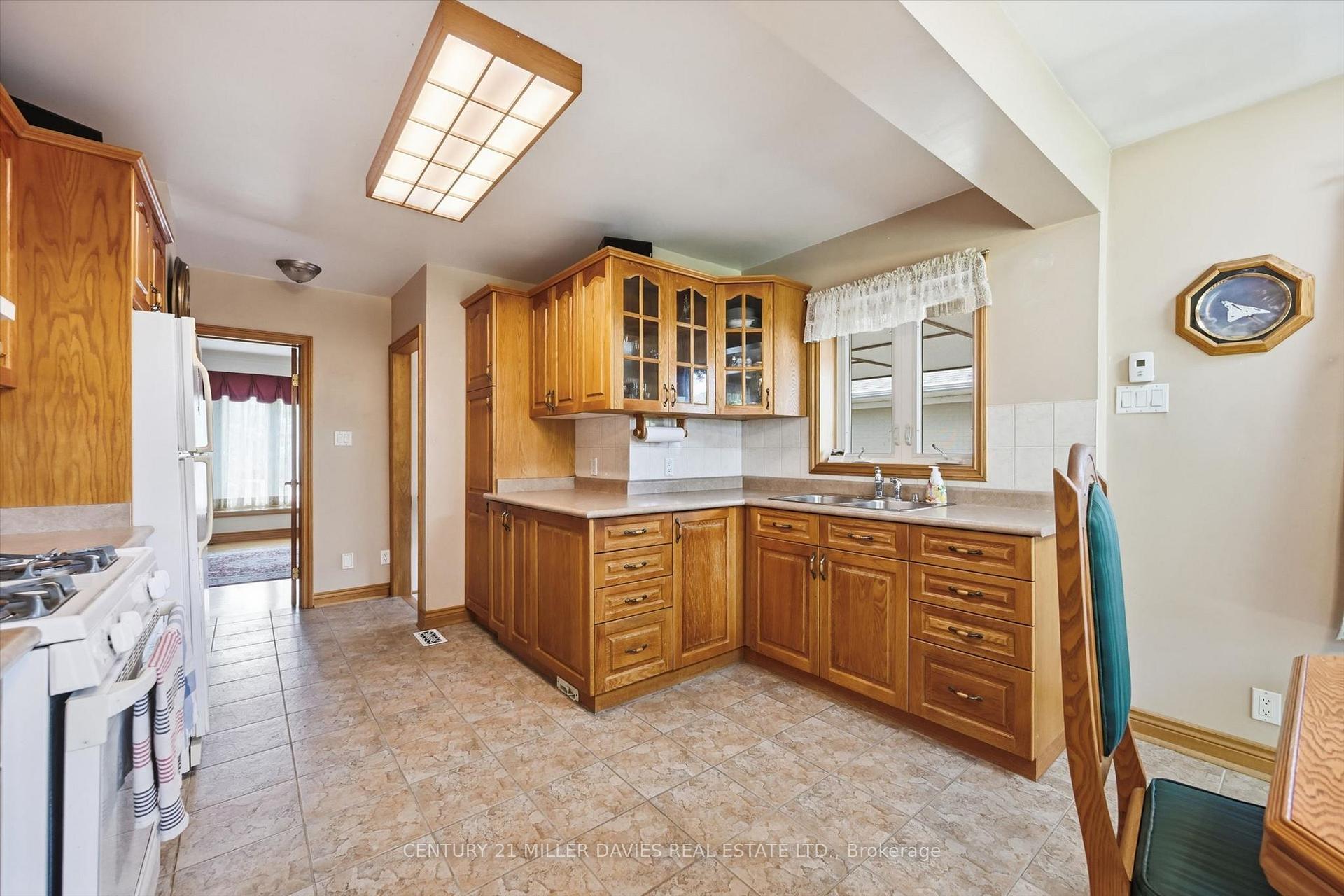 Photo 11 of 237 Mohawk Road, Oakville, Bronte — HOMEH