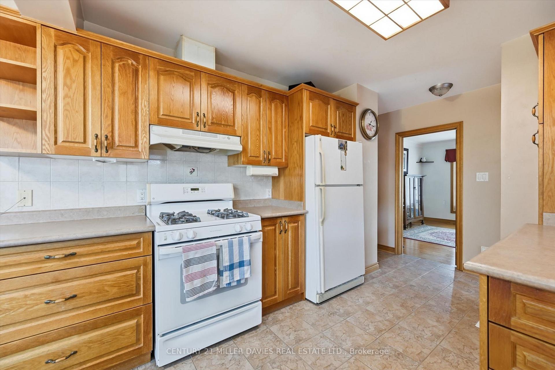 Photo 12 of 237 Mohawk Road, Oakville, Bronte — HOMEH