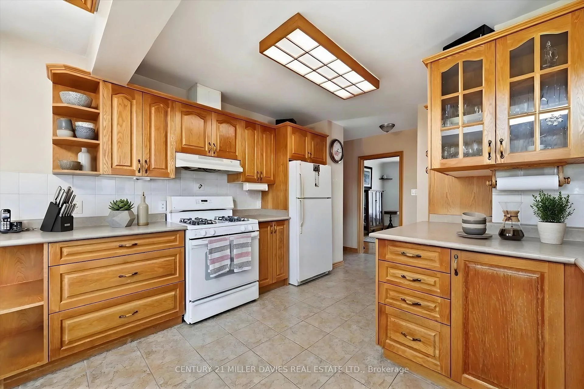 Photo 10 of 237 Mohawk Road, Oakville, Bronte — HOMEH