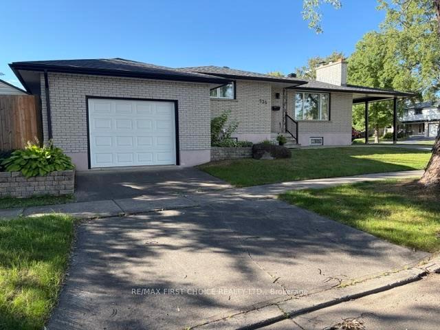 Front of 535 Valleywood Crescent