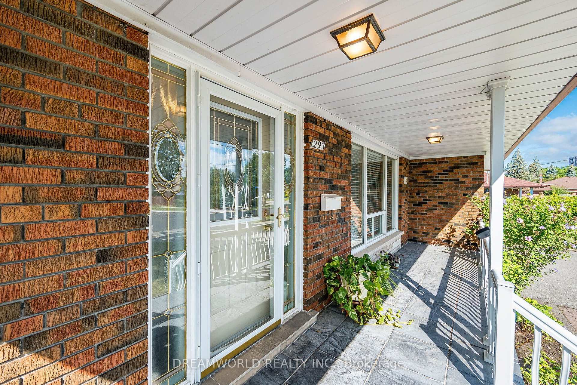 Photo 4 of 297 Derrydown Road, North York, York University Heights — HOMEH