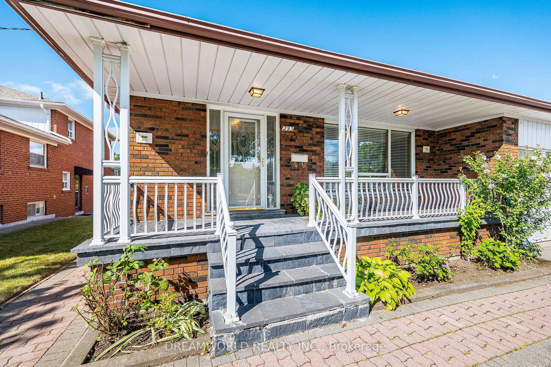 Photo 5 of 297 Derrydown Road, North York, York University Heights — HOMEH