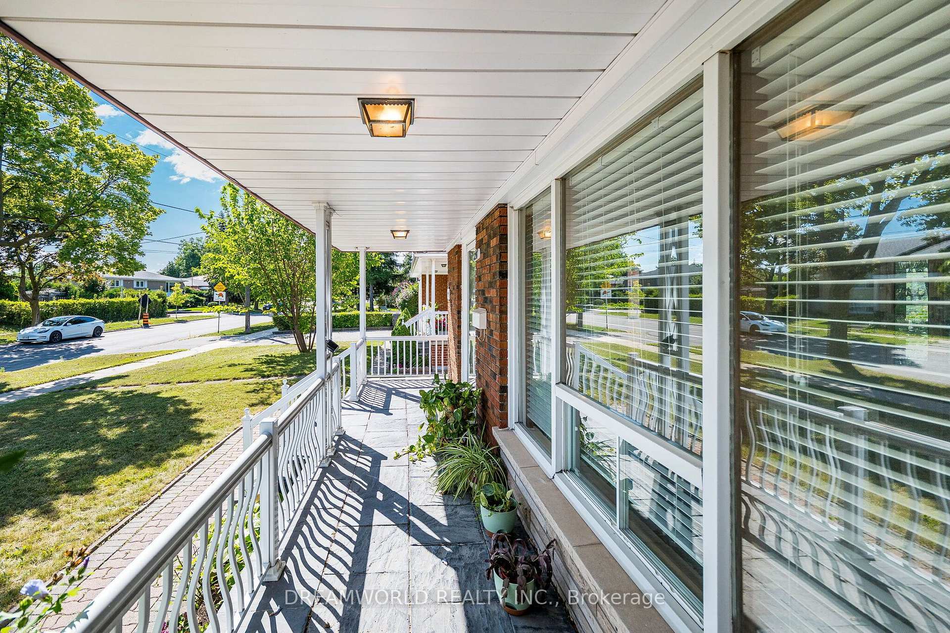 Photo 6 of 297 Derrydown Road, North York, York University Heights — HOMEH