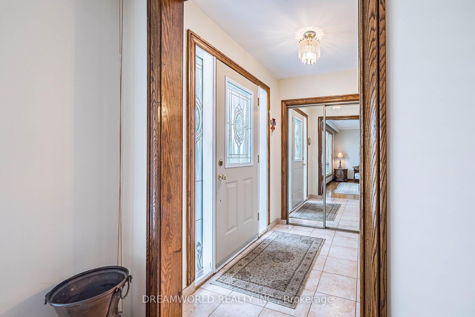 Photo 8 of 297 Derrydown Road, North York, York University Heights — HOMEH