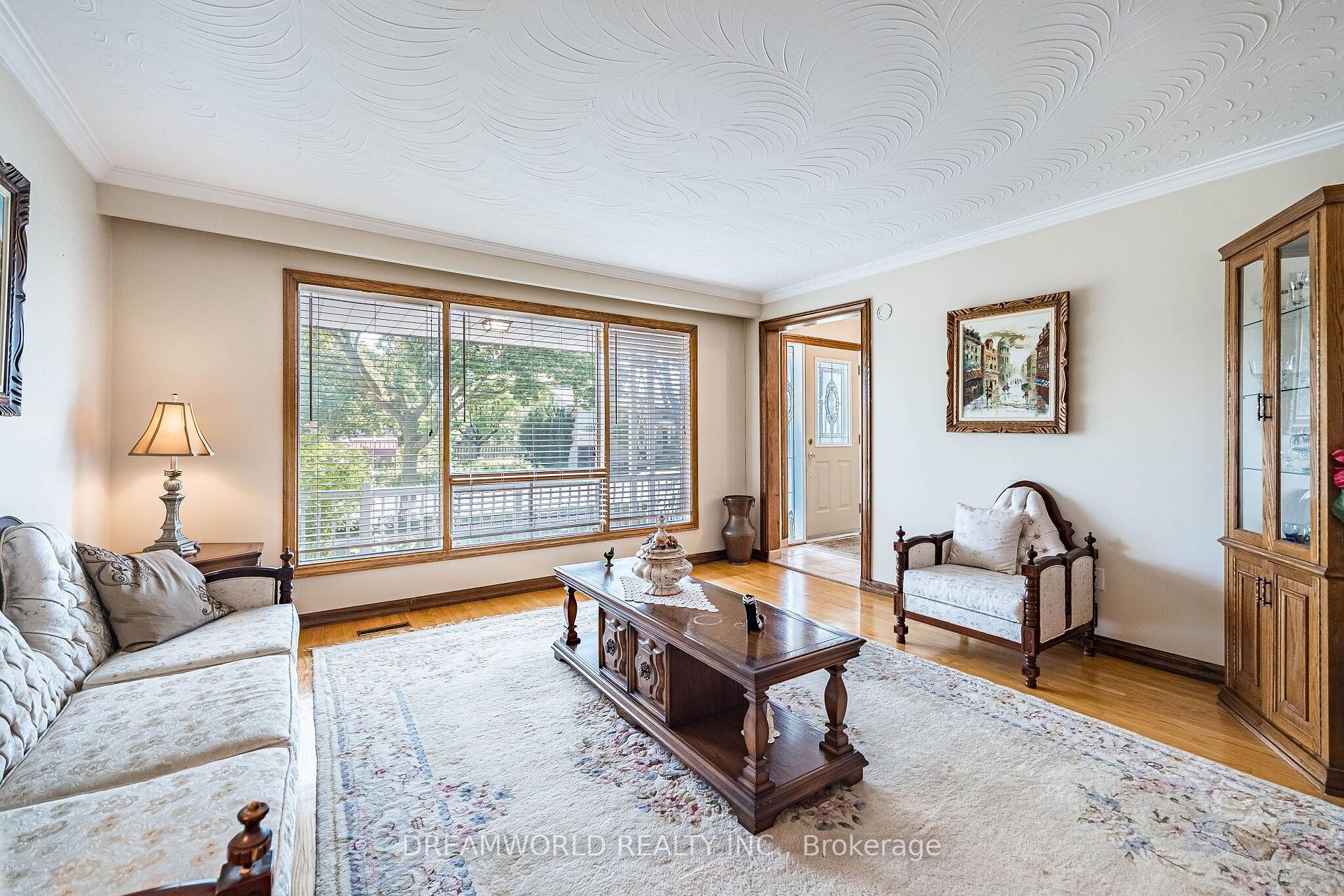 Photo 9 of 297 Derrydown Road, North York, York University Heights — HOMEH