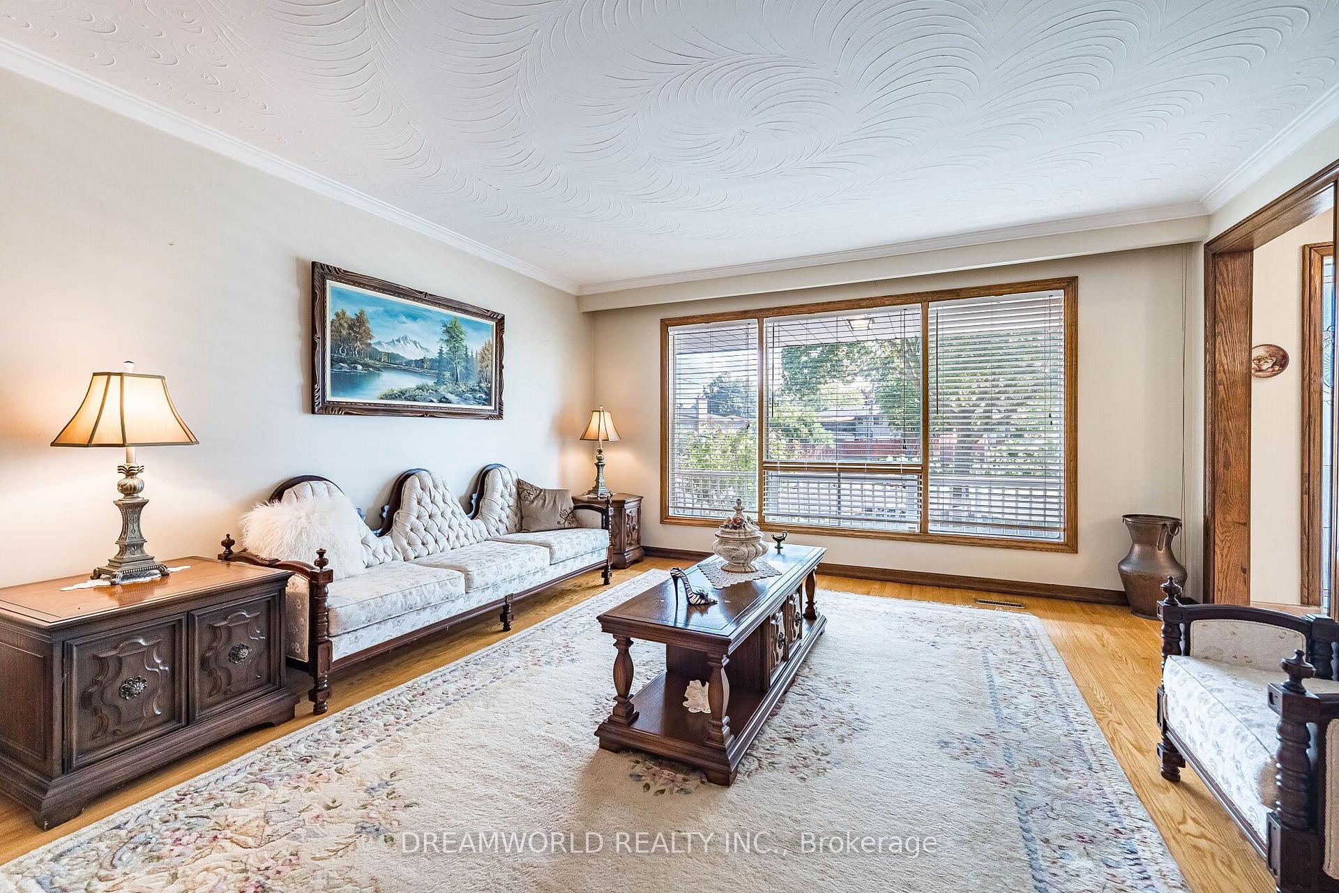 Photo 10 of 297 Derrydown Road, North York, York University Heights — HOMEH