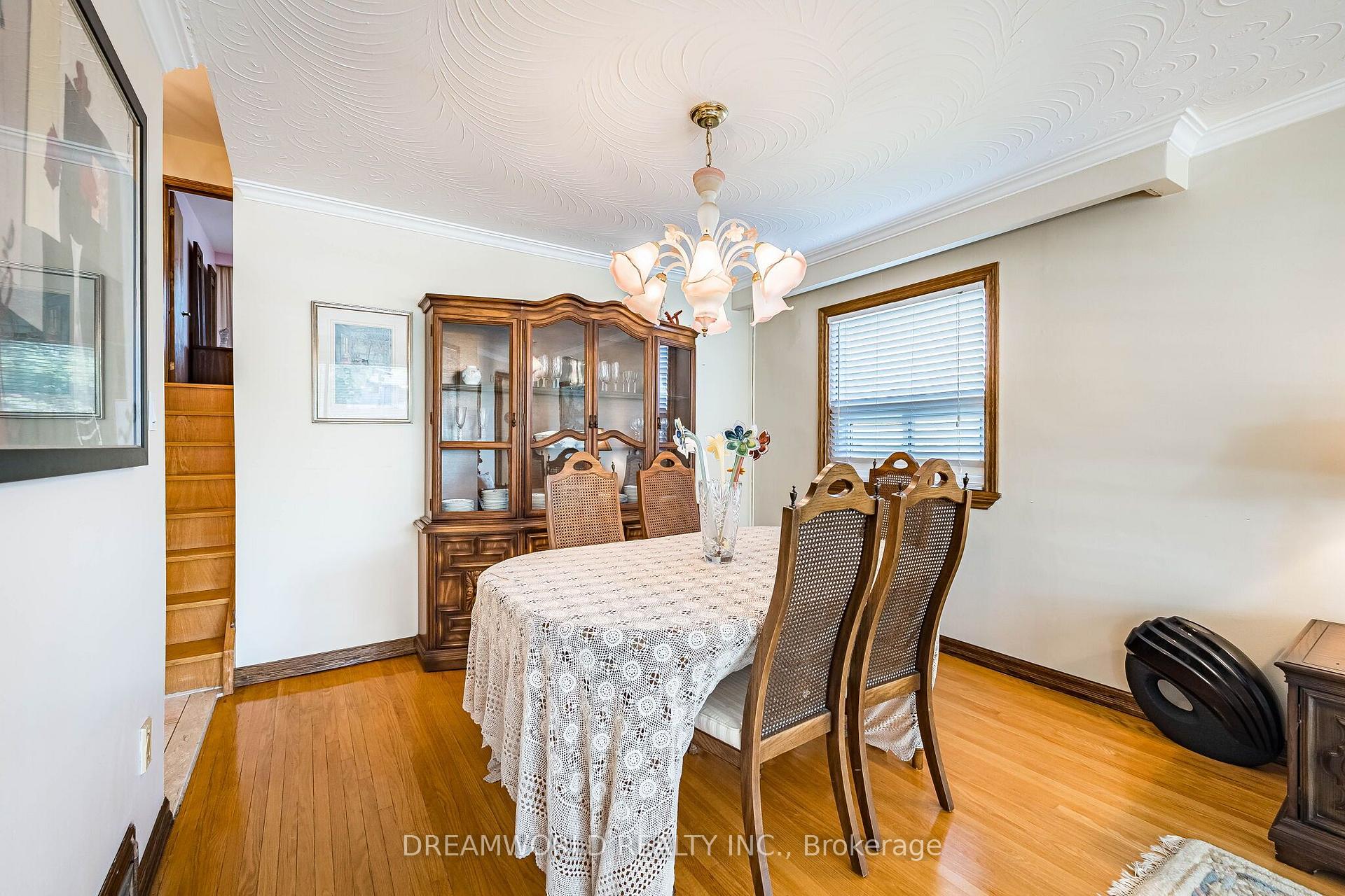 Photo 11 of 297 Derrydown Road, North York, York University Heights — HOMEH
