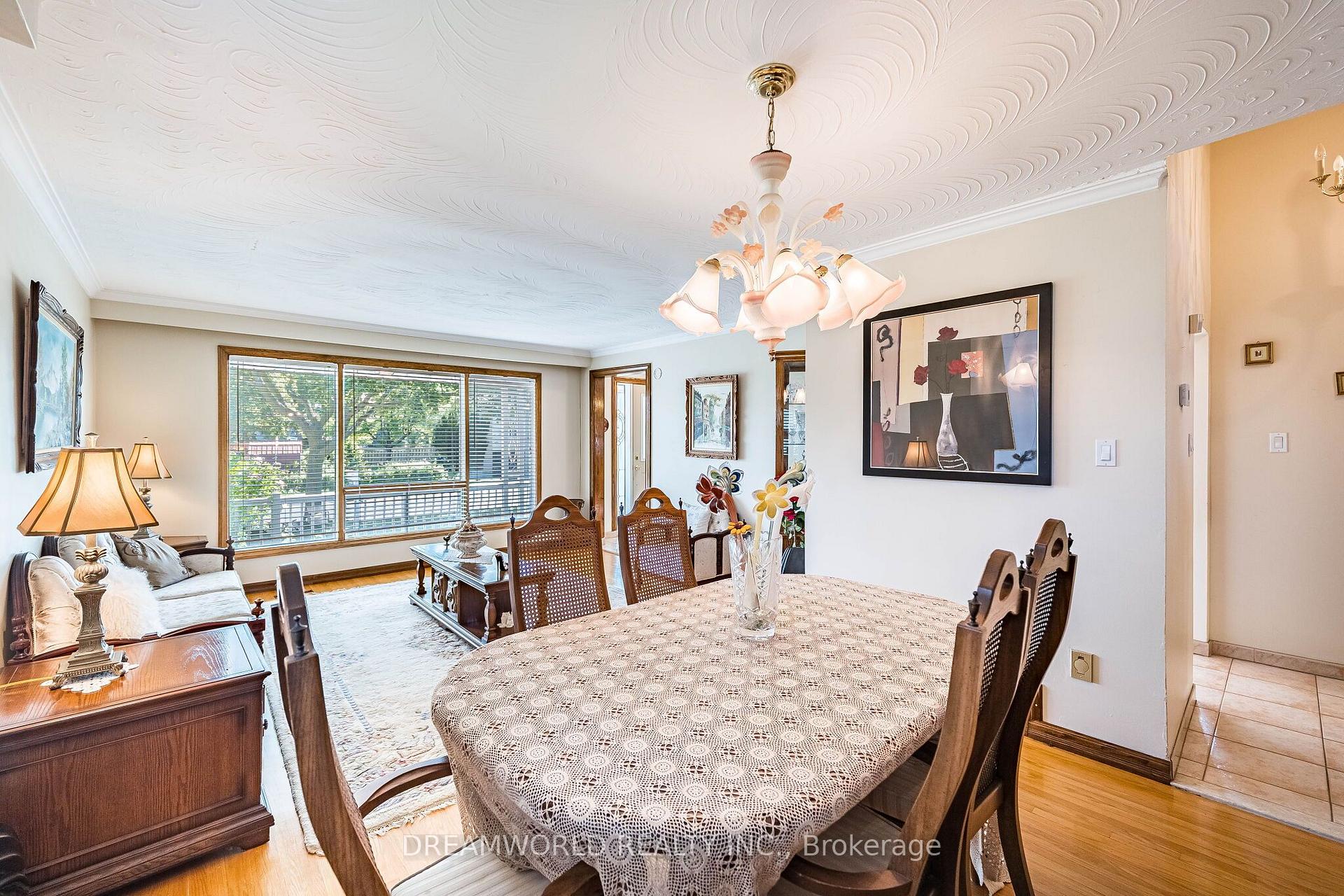 Photo 12 of 297 Derrydown Road, North York, York University Heights — HOMEH