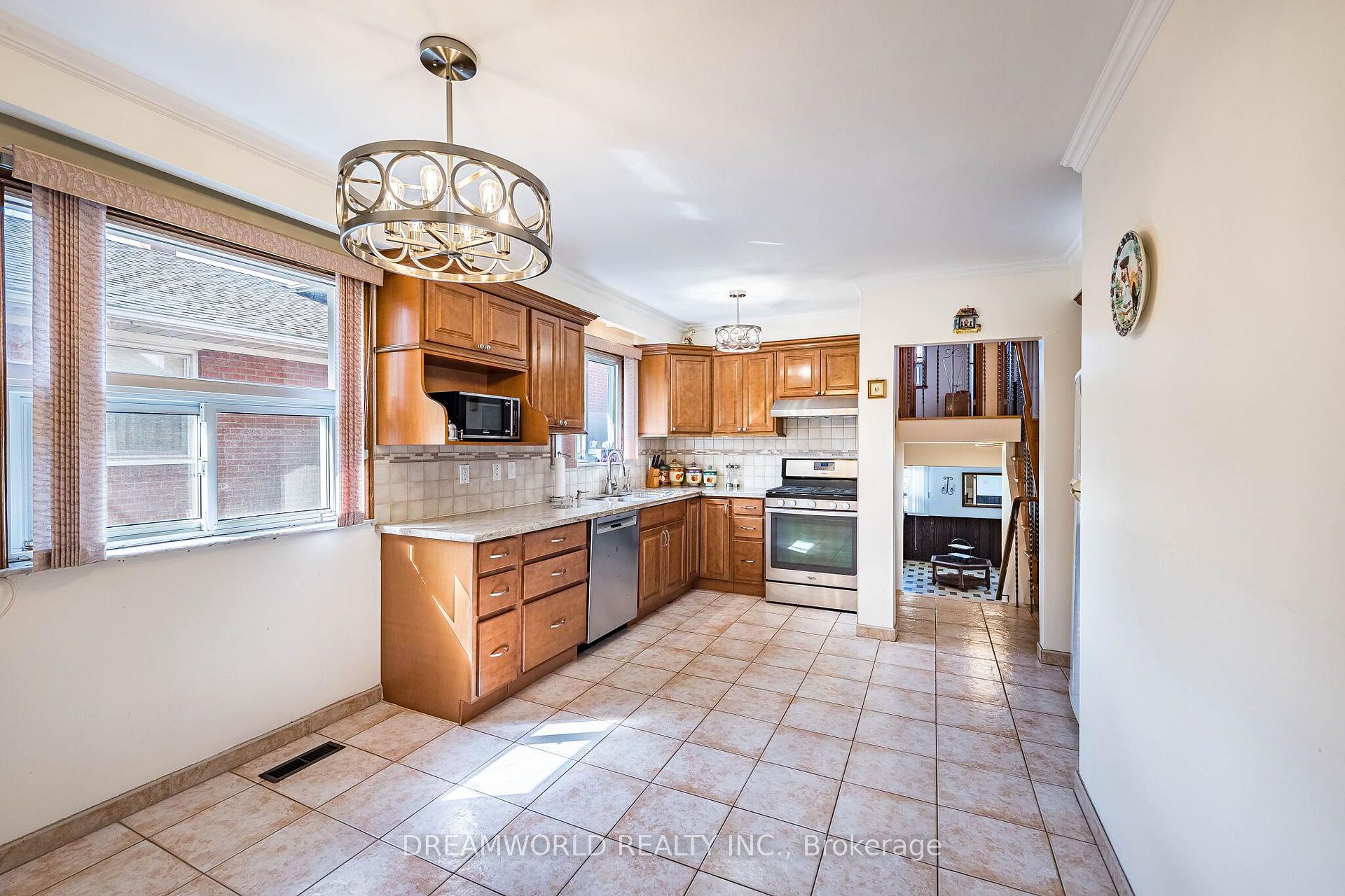 Photo 13 of 297 Derrydown Road, North York, York University Heights — HOMEH