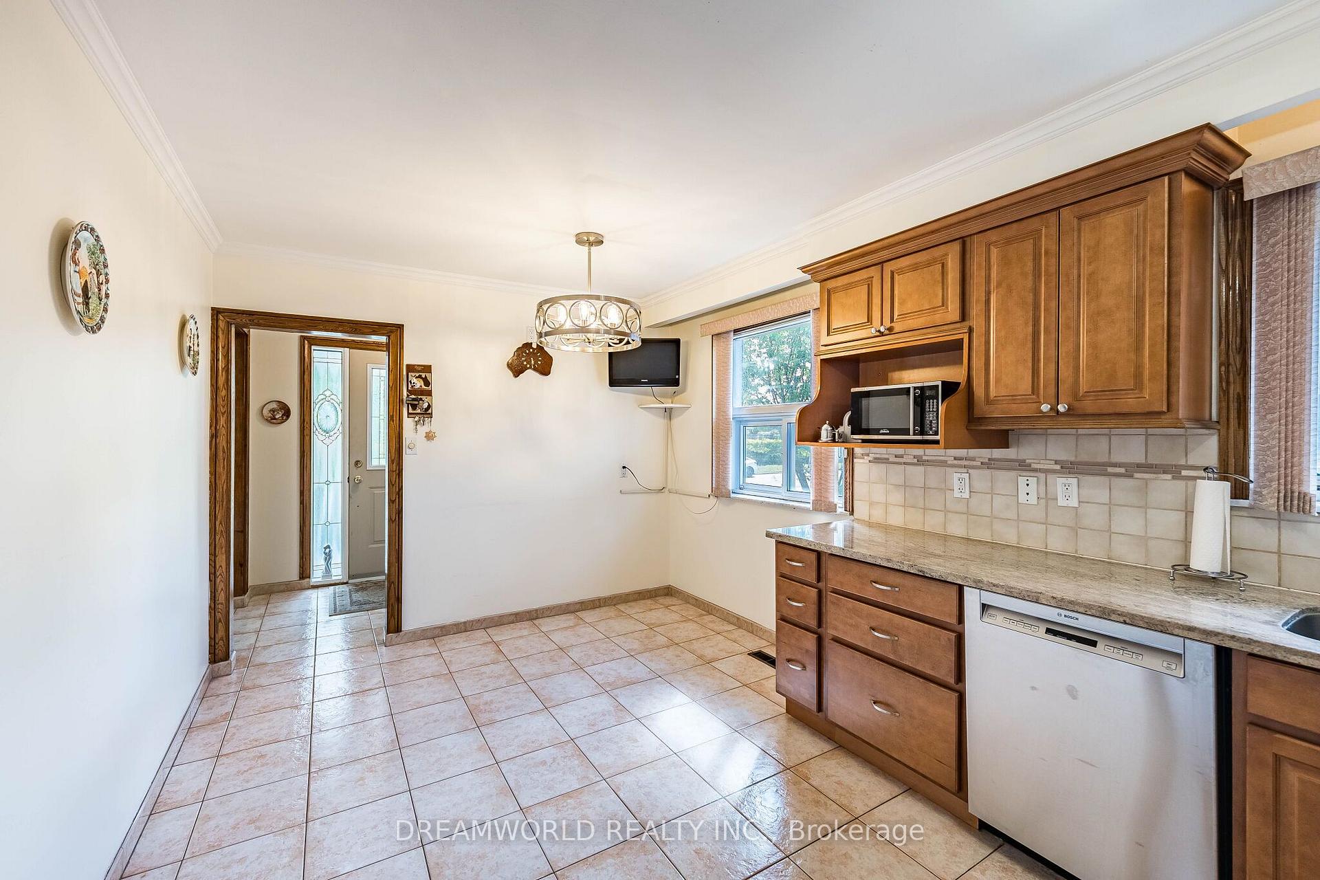 Photo 14 of 297 Derrydown Road, North York, York University Heights — HOMEH